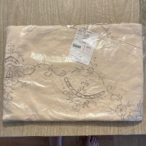 Tablecloth. Hand embroidered. from Aruba-curaçao. 72x90